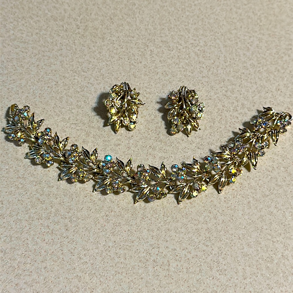 Vintage gold tone rhinestone bracelet and earrings no markings (526)